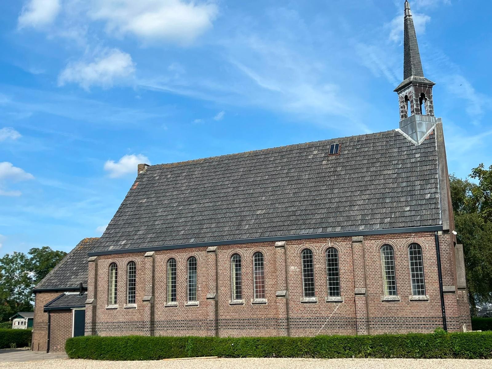 Nieuwe goten en flink gesnoeid: de kerk staat er verzorgd bij